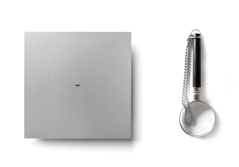 aluframe with magnifying lens